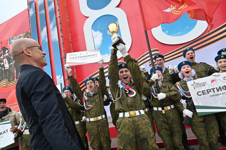 "Равняемся на героев".