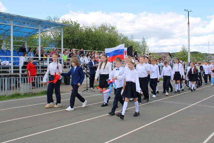 В Дебесской школе прошли итоговые линейки.